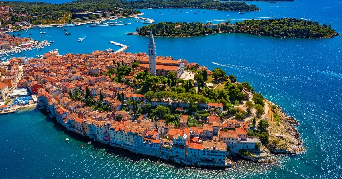Viaje sostenible en vehículo eléctrico por el campo de Croacia