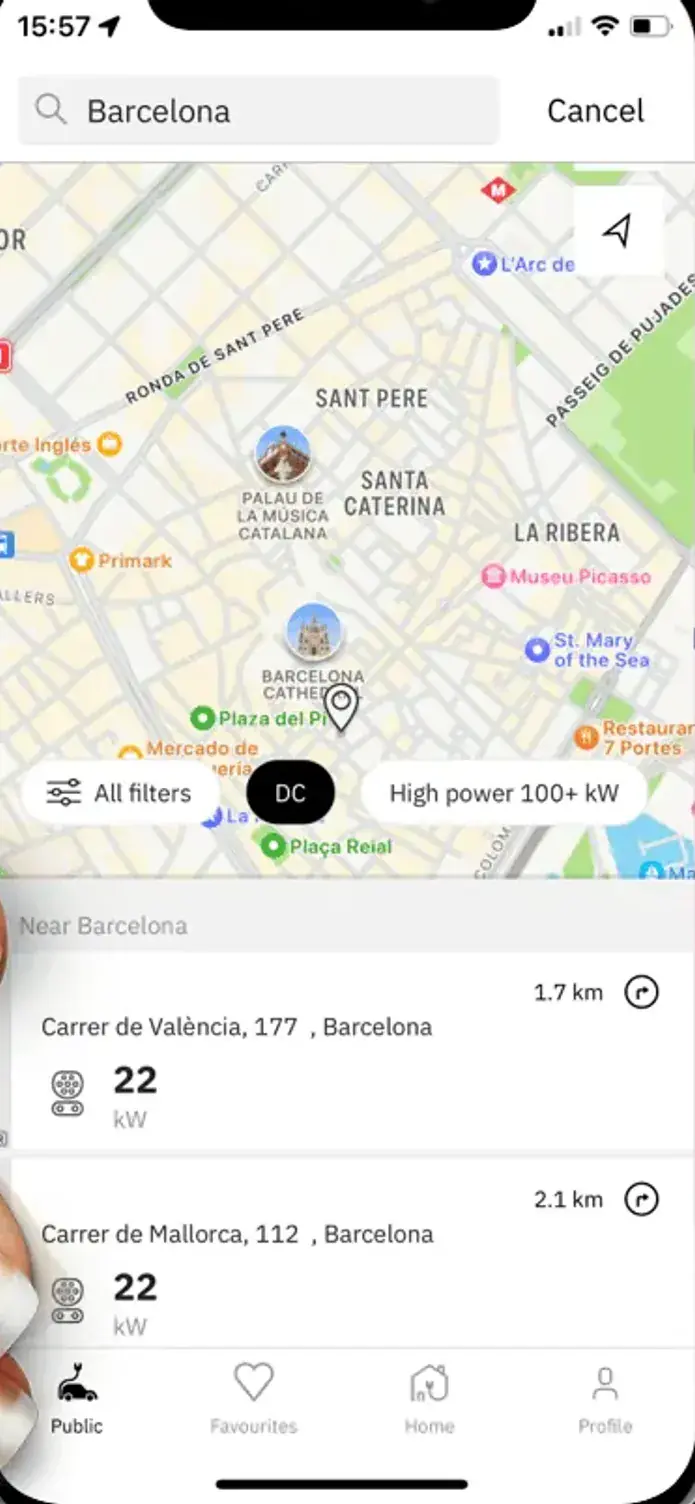 La aplicación easyCharging con un mapa en directo de los puntos de recarga en Barcelona, y debajo los más cercanos y su potencia.