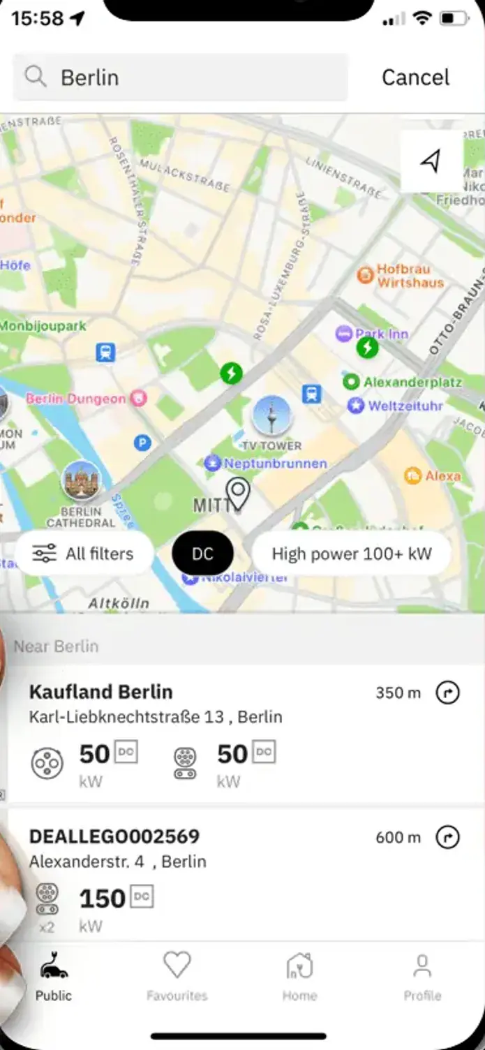 Die easyCharging-App mit einer Live-Karte der Ladepunkte in Berlin; darunter die nächstgelegenen Punkte und ihre Ladeleistung.