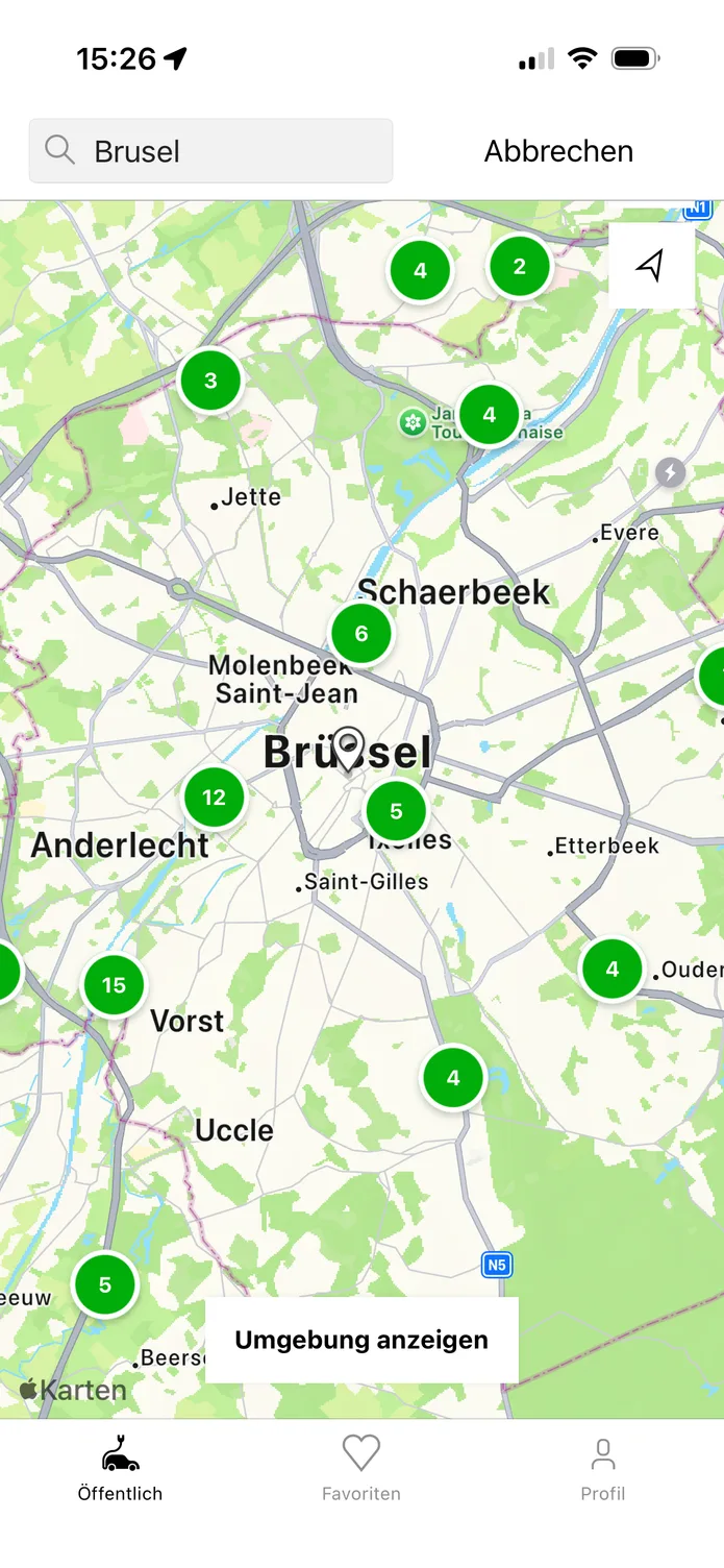 Die easyCharging-App mit einer Live-Karte der Ladepunkte in Brüssel; darunter die nächstgelegenen Punkte und ihre Ladeleistung.