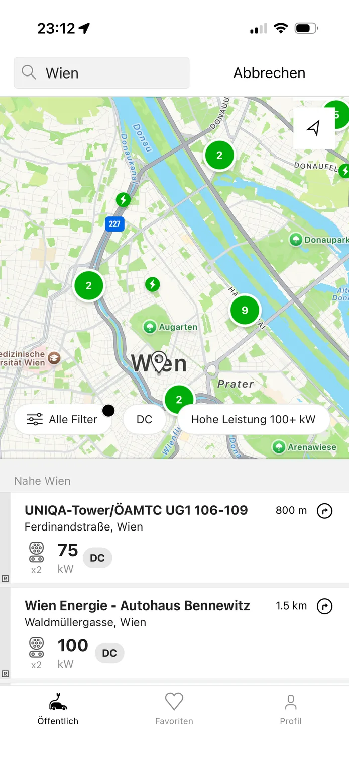 Die easyCharging-App mit einer Live-Karte der Ladepunkte in Wien; darunter die nächstgelegenen Punkte und ihre Ladeleistung.