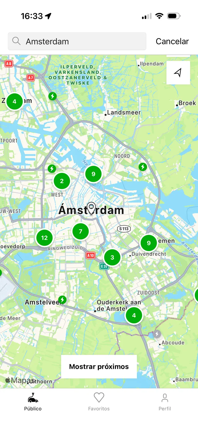 La aplicación easyCharging con un mapa en directo de los puntos de recarga en Ámsterdam, y debajo los más cercanos y su potencia.