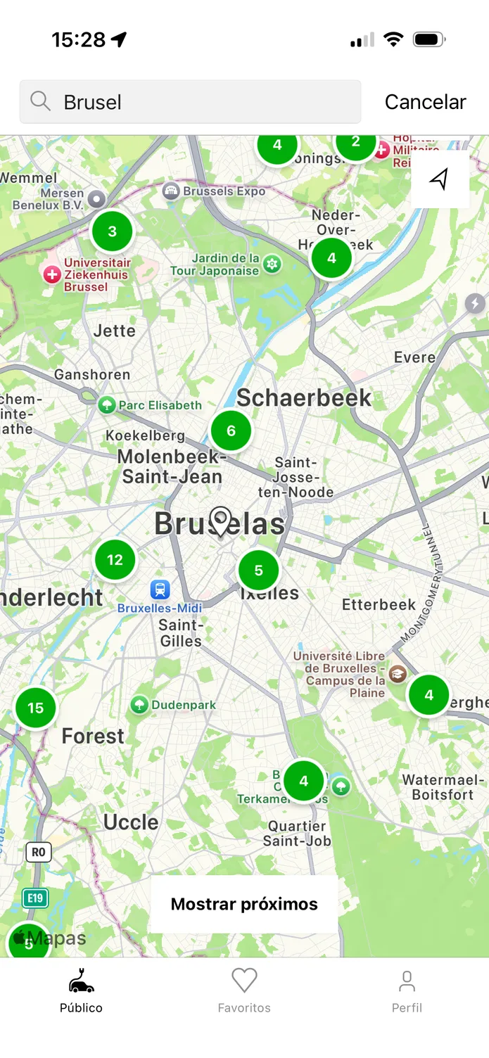 La aplicación easyCharging con un mapa en directo de los puntos de recarga en Bruselas, y debajo los más cercanos y su potencia.