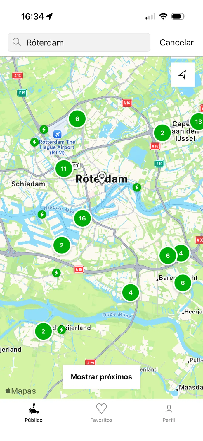 La aplicación easyCharging con un mapa en directo de los puntos de recarga en Róterdam, y debajo los más cercanos y su potencia.