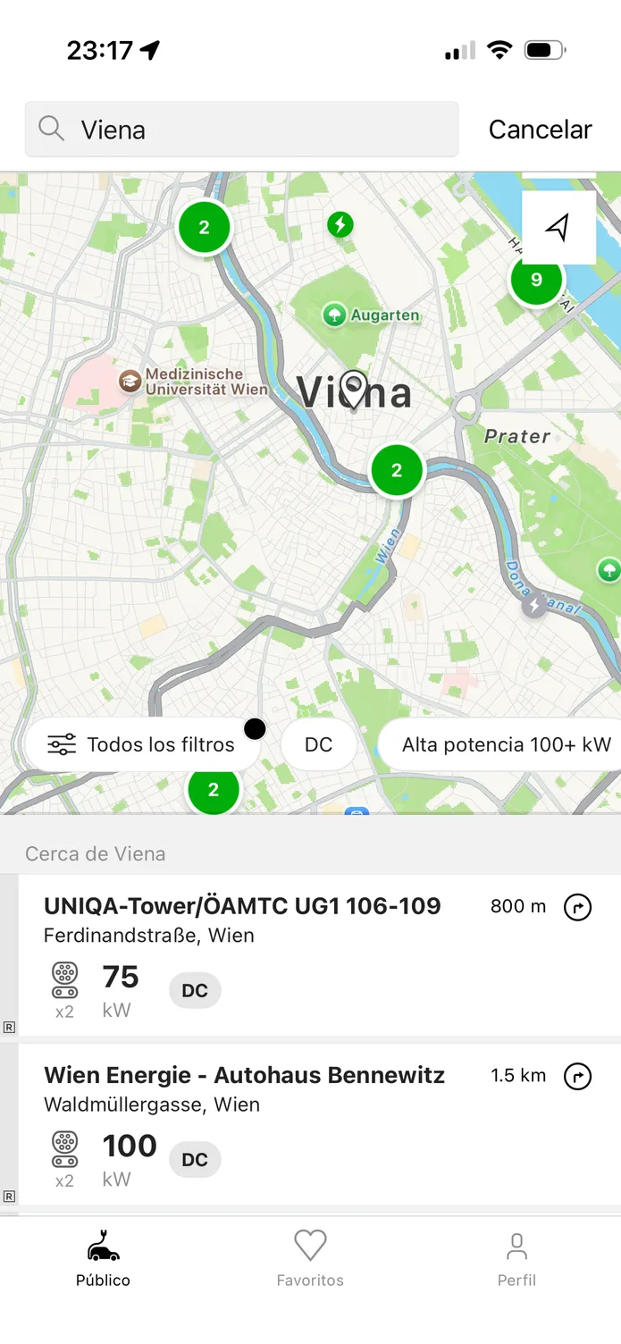 La aplicación easyCharging con un mapa en directo de los puntos de recarga en Viena, y debajo los más cercanos y su potencia.