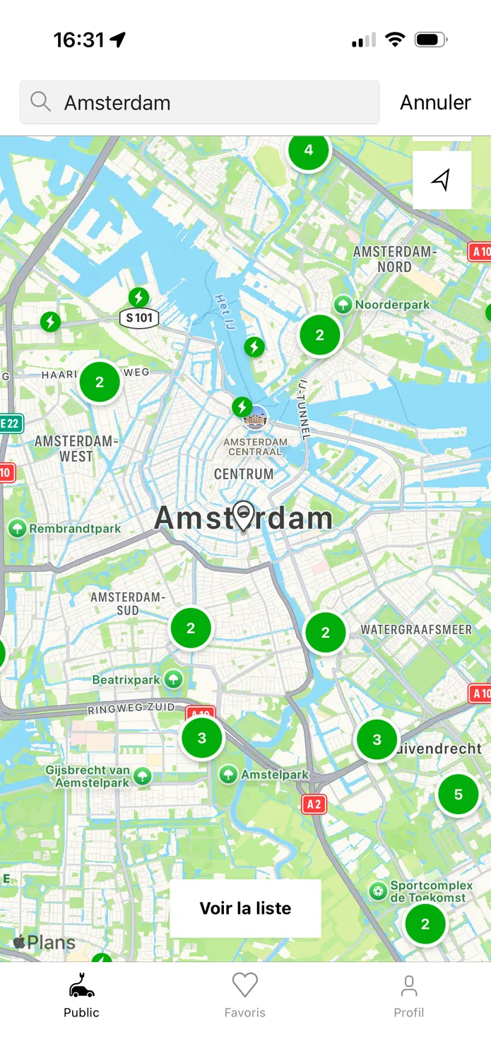 L'application easyCharging affichant une carte en direct des points de recharge à Amsterdam, avec les points les plus proches et leur puissance.