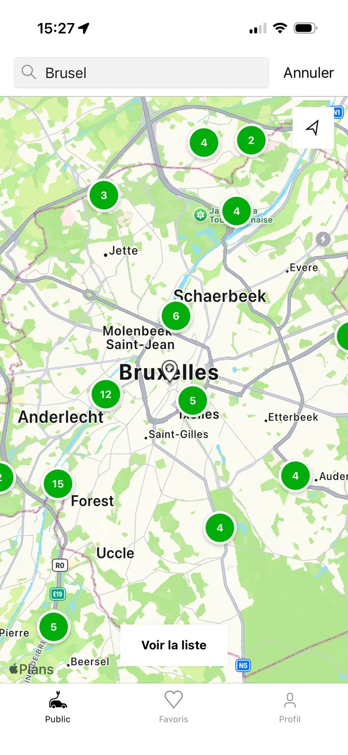 L'application easyCharging affichant une carte en direct des points de recharge à Bruxelles, avec les points les plus proches et leur puissance.