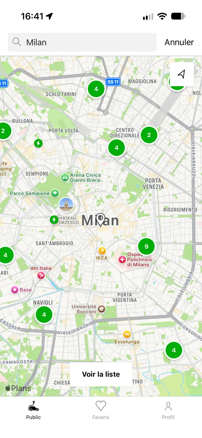 L'application easyCharging affichant une carte en direct des points de recharge à Milan.