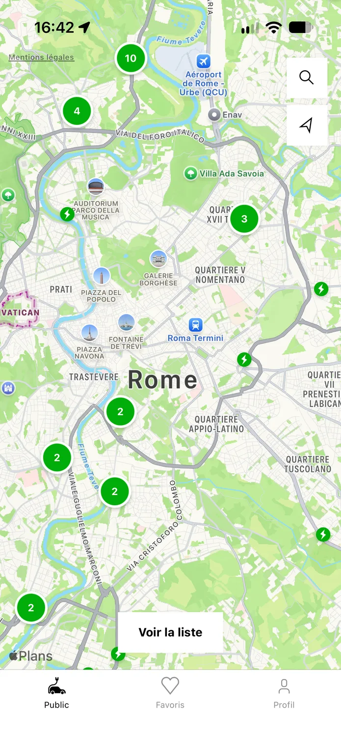 L'application easyCharging affichant une carte en direct des points de recharge à Rome.