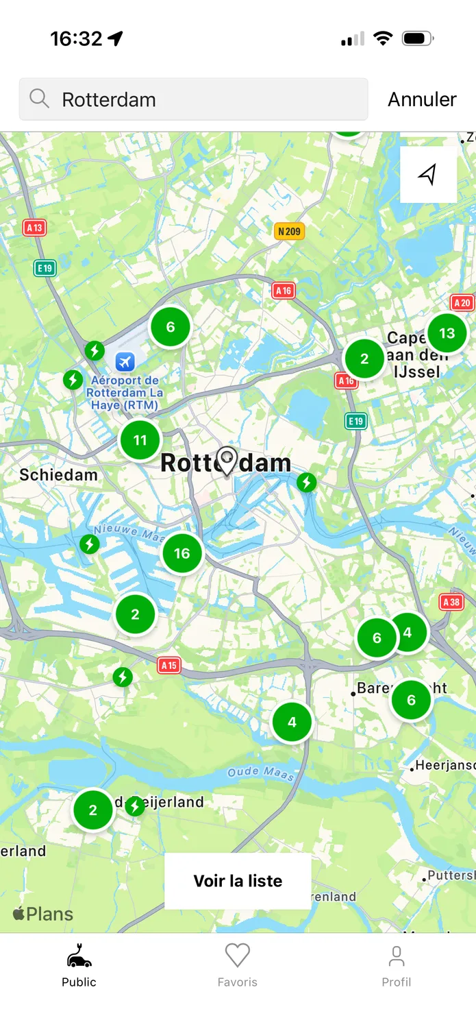 L'application easyCharging affichant une carte en direct des points de recharge à Rotterdam, avec les points les plus proches et leur puissance.