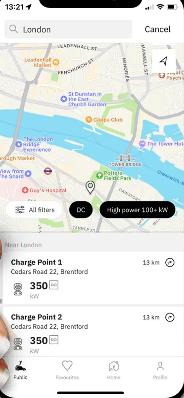 La aplicación easyCharging con un mapa en directo de los puntos de recarga en Londres, y debajo los más cercanos y su potencia.