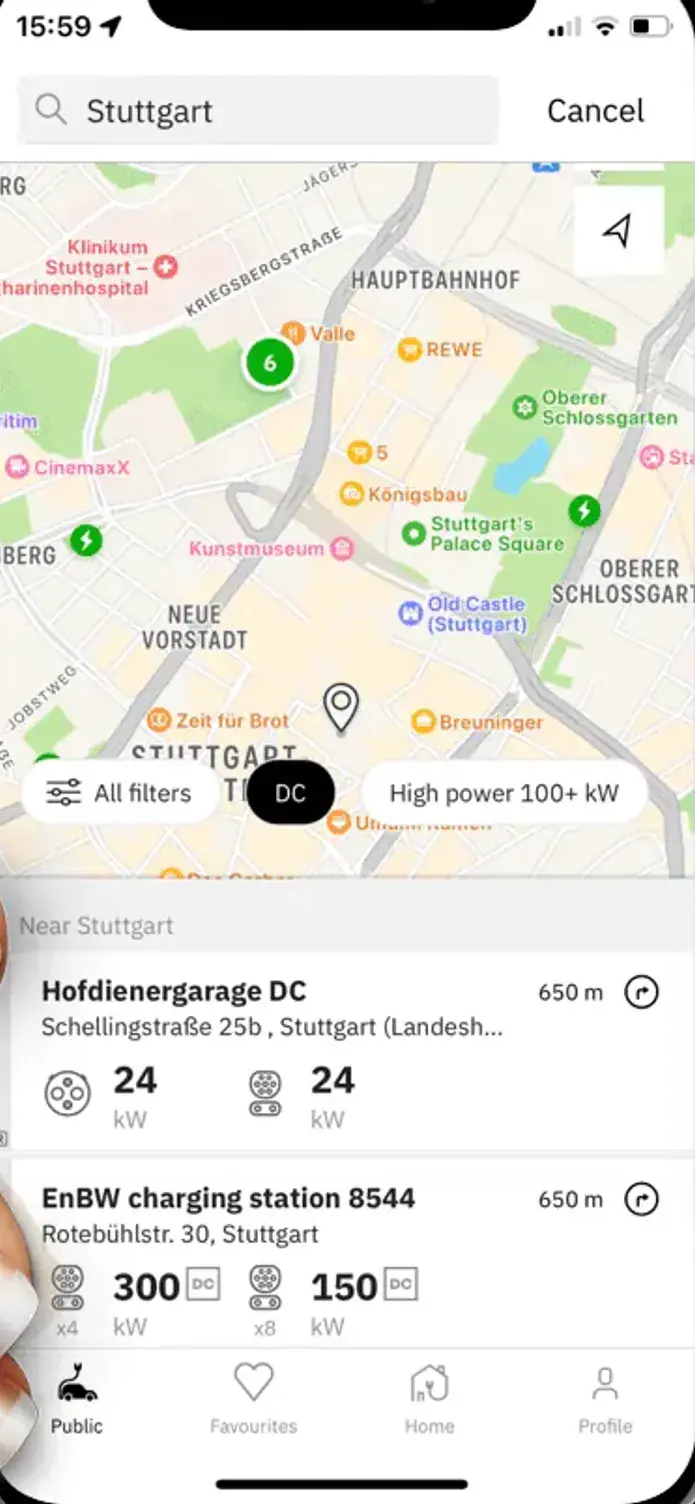 Die easyCharging-App mit einer Live-Karte der Ladepunkte in Stuttgart; darunter die nächstgelegenen Punkte und ihre Ladeleistung.