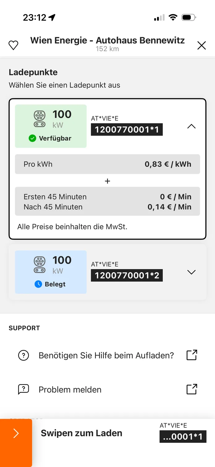 Die easyCharging-App mit einer Ladestation in der Nähe: ihre Ladepunkte, der Preis pro kWh vor dem Anstecken und ein Wischregler zum Starten.