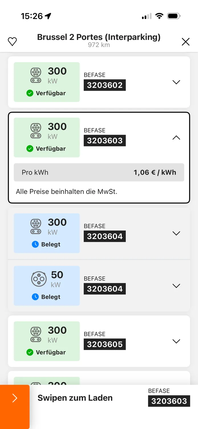 Die easyCharging-App mit einer Ladestation in der Nähe: ihre Ladepunkte, der Preis pro kWh vor dem Anstecken und ein Wischregler zum Starten.