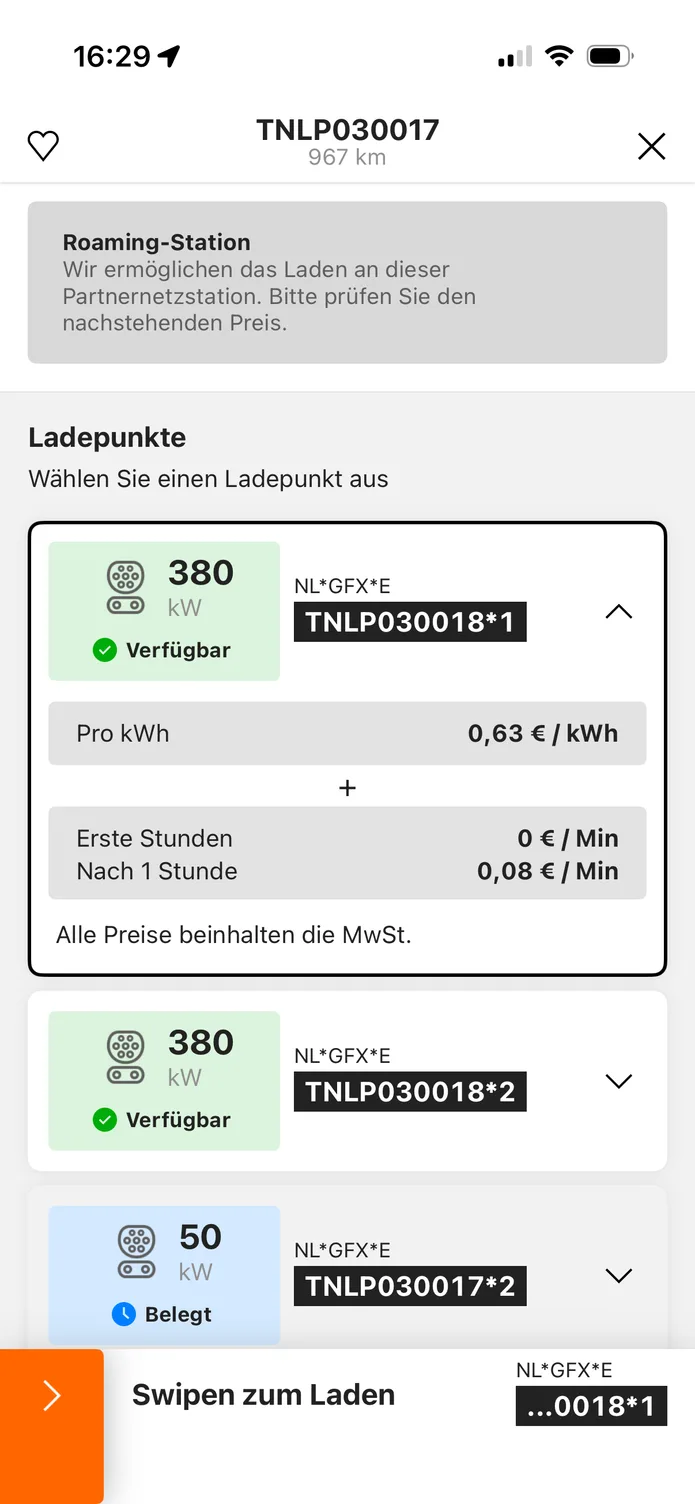 Die easyCharging-App mit einer Ladestation in der Nähe: ihre Ladepunkte, der Preis pro kWh vor dem Anstecken und ein Wischregler zum Starten.