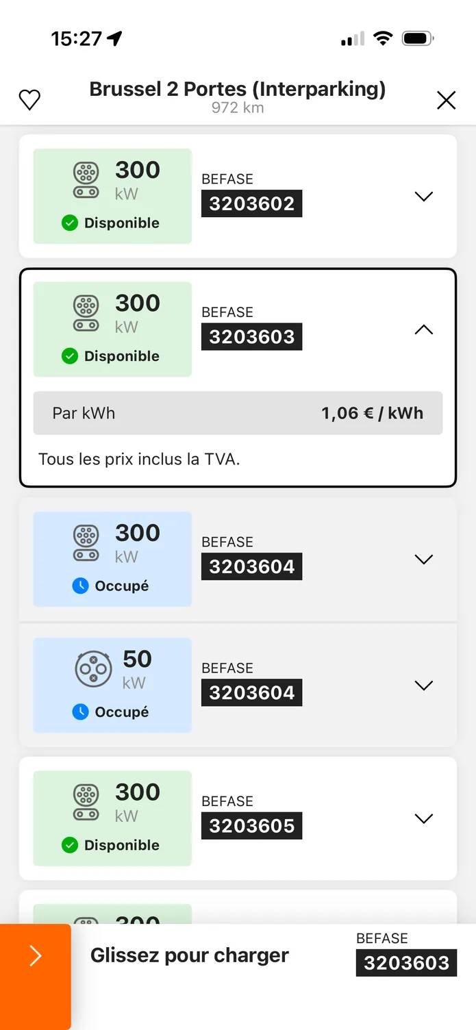 L'application easyCharging affichant une station de recharge à proximité : ses points de charge, le prix par kWh avant de brancher, et un bouton à glisser pour démarrer la recharge.