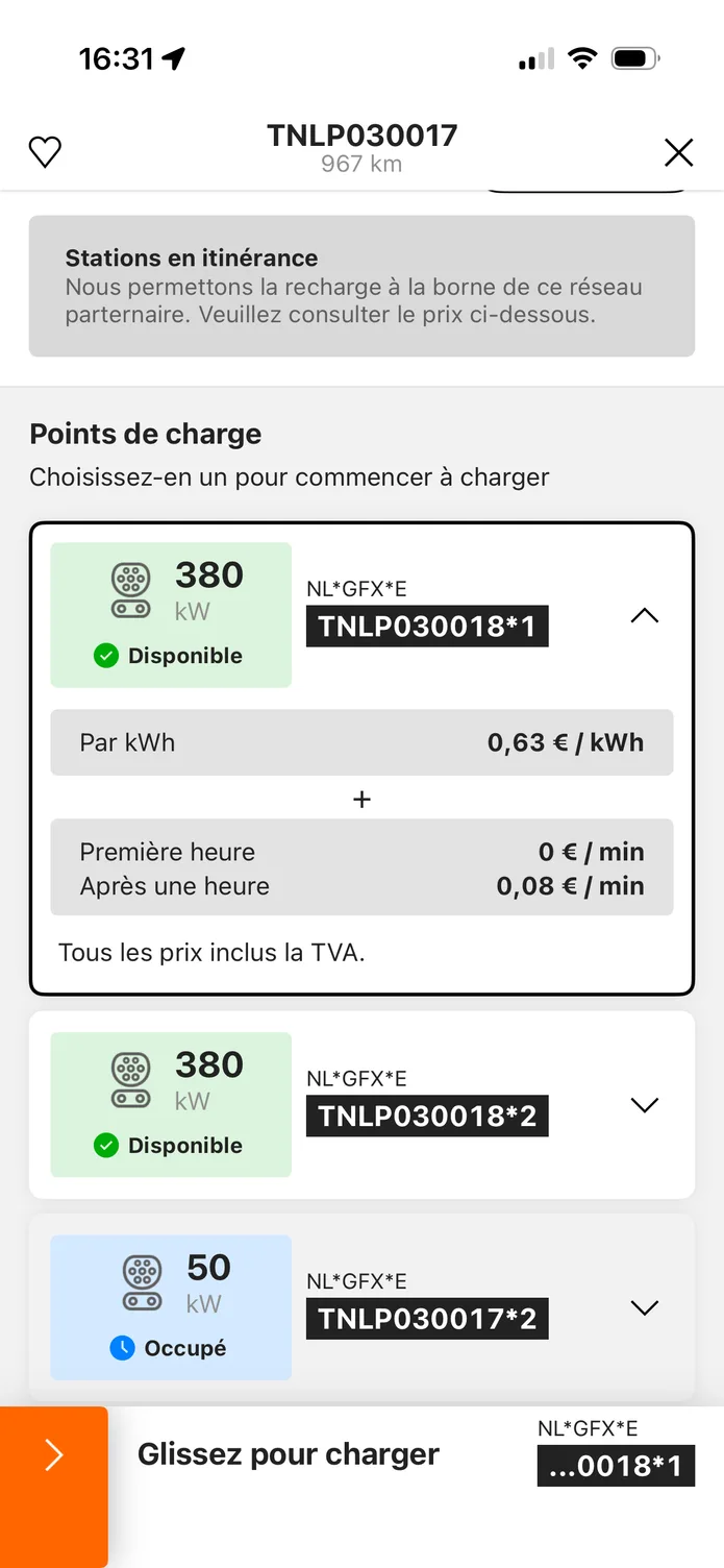 L'application easyCharging affichant une station de recharge à proximité : ses points de charge, le prix par kWh avant de brancher, et un bouton à glisser pour démarrer la recharge.