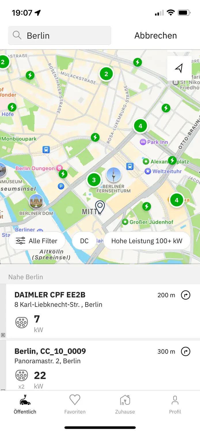 Die easyCharging-App mit einer Live-Karte der Ladepunkte in Berlin; darunter die nächstgelegenen Punkte und ihre Ladeleistung.