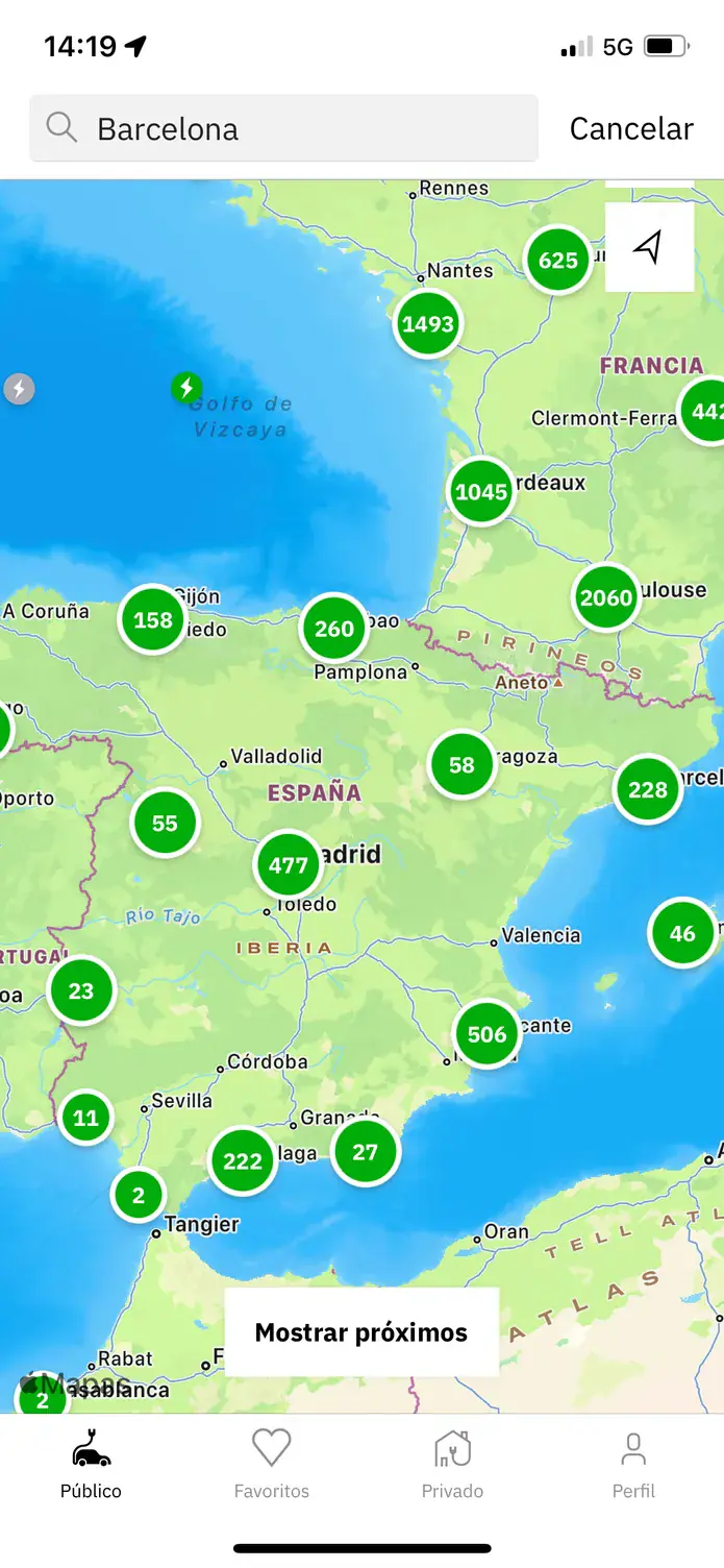 El mapa de la aplicación easyCharging sobre toda España, con los puntos de recarga agrupados por zona y su número en cada una.