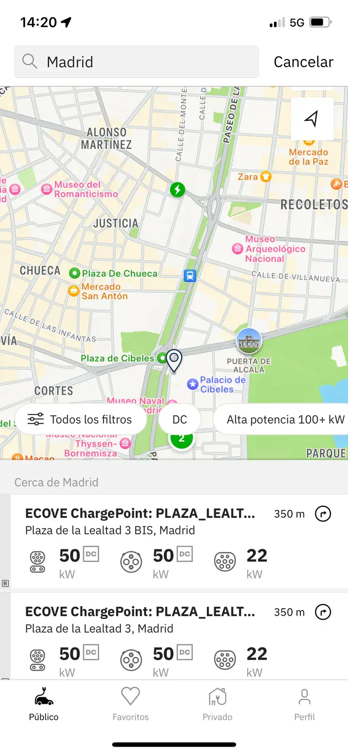 La aplicación easyCharging con un mapa en directo de los puntos de recarga en Madrid, y debajo los más cercanos y su potencia.