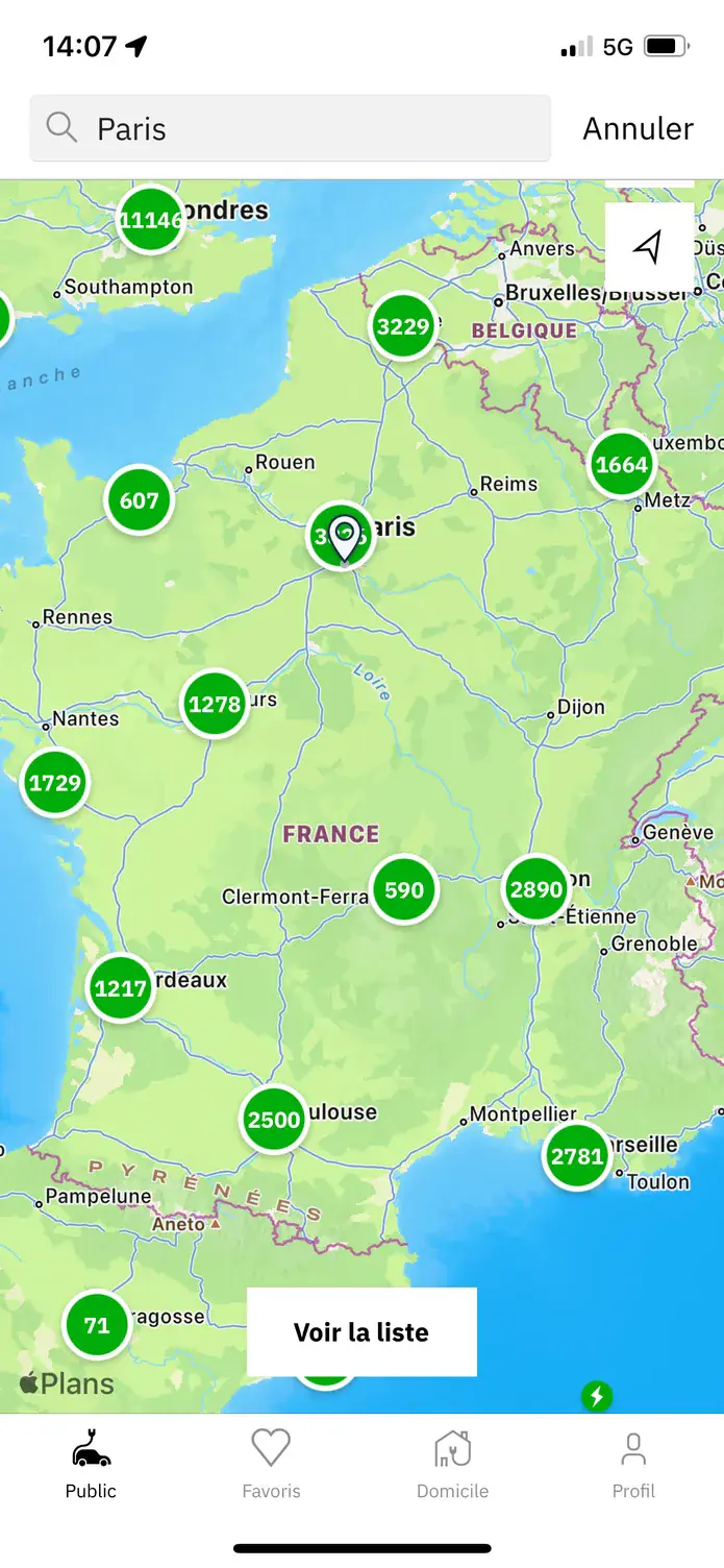 La carte de l'application easyCharging sur toute la France, avec les points de recharge regroupés par zone et leur nombre affiché.