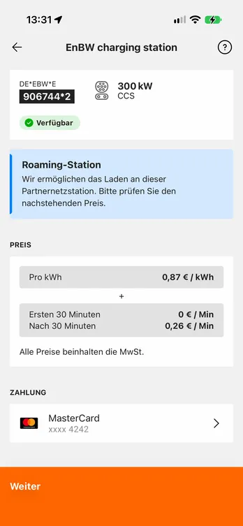 Die easyCharging-App mit einem einzelnen Ladepunkt: Leistung, Steckertyp und ob er frei ist, dazu der Preis und die Karte, mit der Sie bezahlen — alles schon vor dem Anstecken.