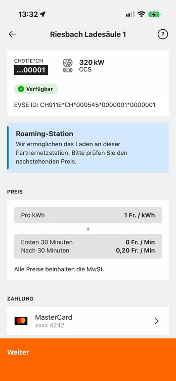 Die easyCharging-App mit einem einzelnen Ladepunkt: Leistung, Steckertyp und ob er frei ist, dazu der Preis und die Karte, mit der Sie bezahlen — alles schon vor dem Anstecken.