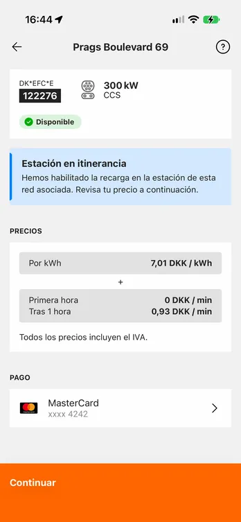 La aplicación easyCharging con un punto de recarga de una estación: su potencia, su conector y si está libre, además del precio y la tarjeta con la que se paga, todo antes de enchufar.