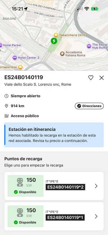 La aplicación easyCharging con una estación de recarga encontrada en el mapa: su dirección y sus puntos de recarga, con el mapa aún visible encima.