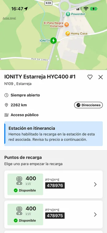 La aplicación easyCharging con una estación de recarga encontrada en el mapa: su dirección y sus puntos de recarga, con el mapa aún visible encima.