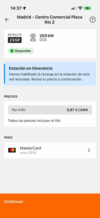 La aplicación easyCharging con un punto de recarga de una estación: su potencia, su conector y si está libre, además del precio y la tarjeta con la que se paga, todo antes de enchufar.