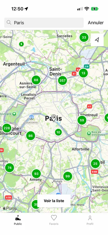 L'application easyCharging affichant une carte en direct des points de recharge à Paris.