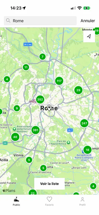 L'application easyCharging affichant une carte en direct des points de recharge à Rome.