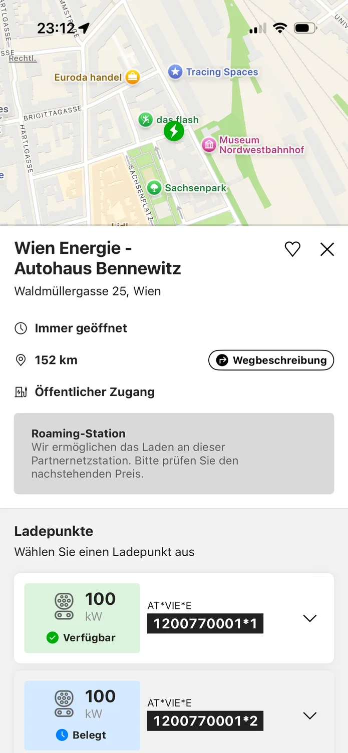 Die easyCharging-App mit einer Ladestation in der Nähe: ihre Ladepunkte, der Preis pro kWh vor dem Anstecken und ein Wischregler zum Starten.