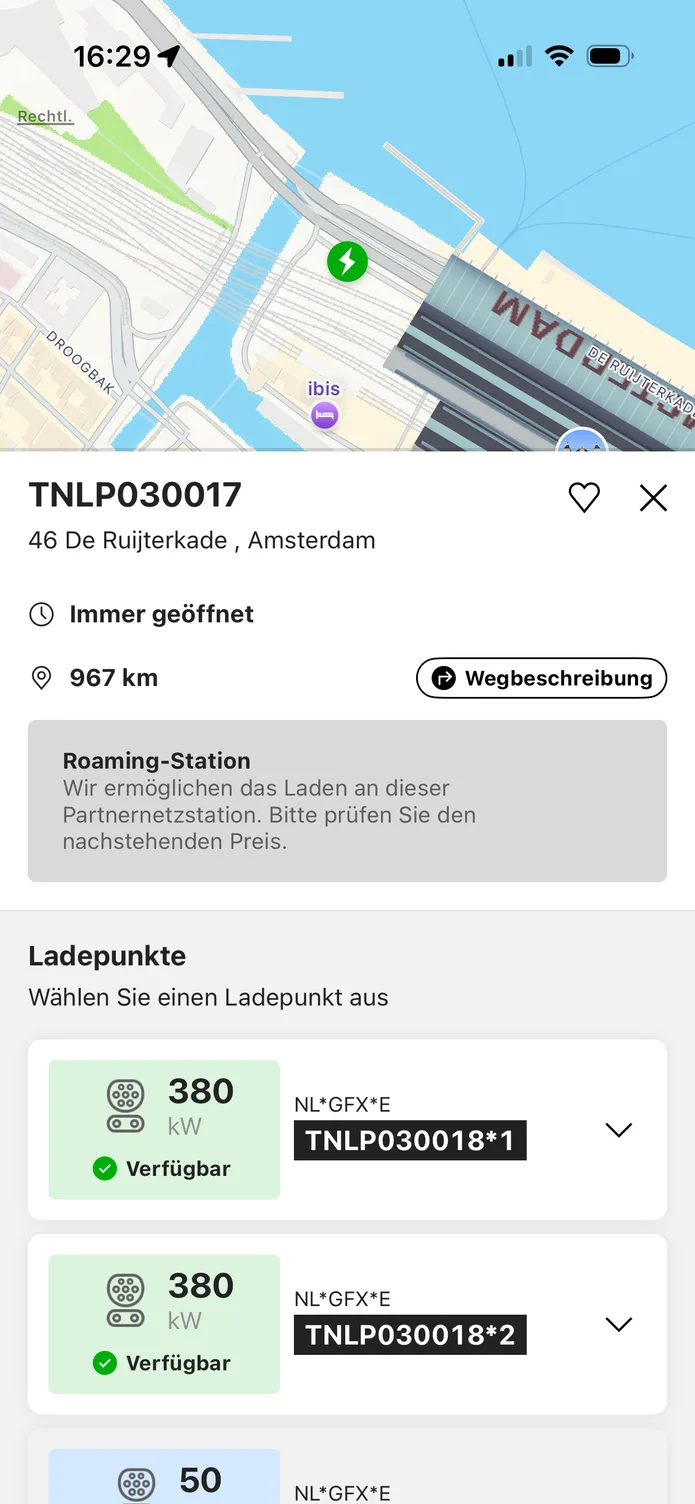 Die easyCharging-App mit einer Ladestation in der Nähe: ihre Ladepunkte, der Preis pro kWh vor dem Anstecken und ein Wischregler zum Starten.