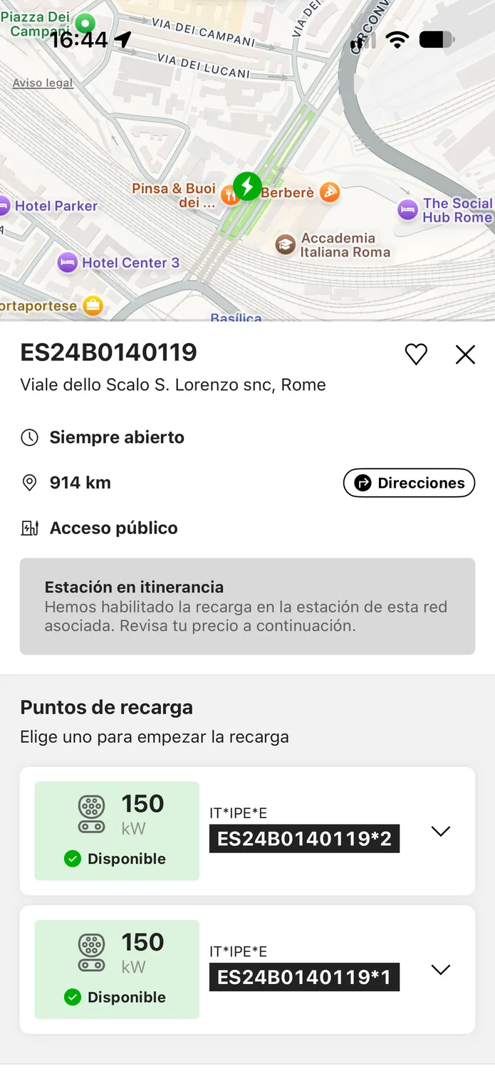 La aplicación easyCharging con una estación de recarga encontrada en el mapa: su dirección y sus puntos de recarga, con el mapa aún visible encima.