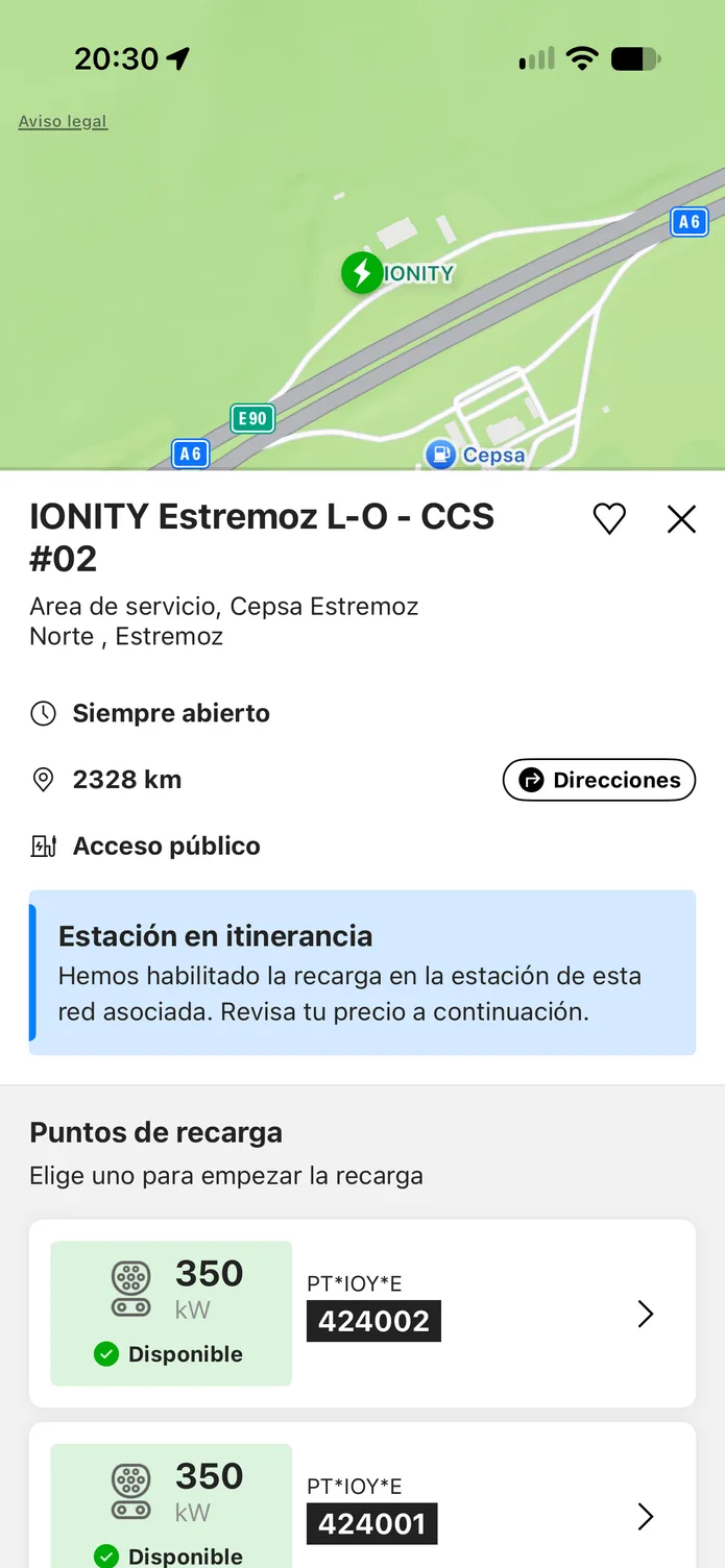 La aplicación easyCharging con una estación de recarga encontrada en el mapa: su dirección y sus puntos de recarga, con el mapa aún visible encima.
