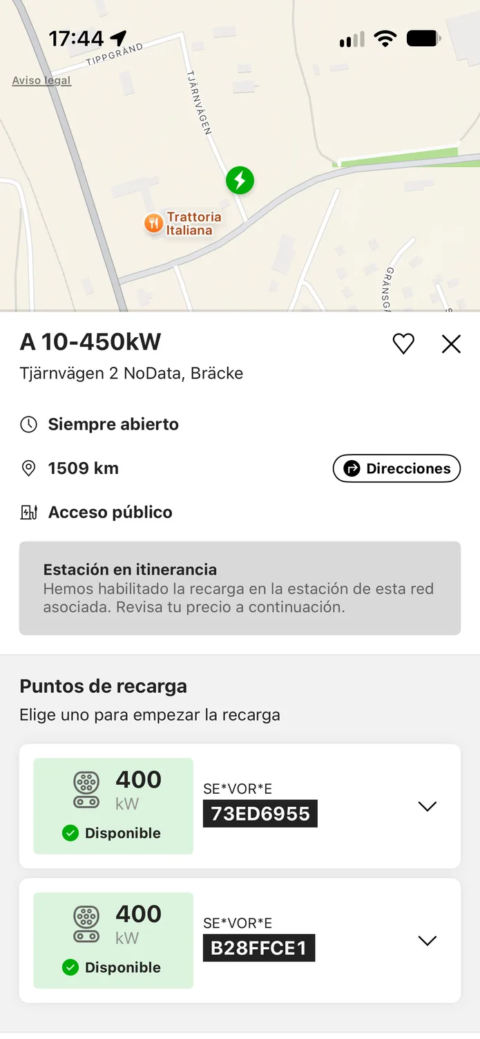 La aplicación easyCharging con una estación de recarga encontrada en el mapa: su dirección y sus puntos de recarga, con el mapa aún visible encima.
