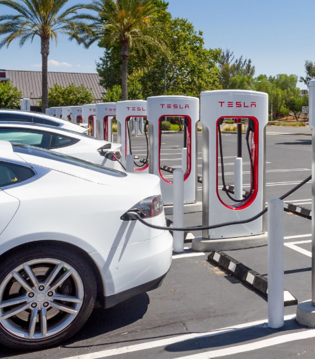 Les stations de recharge super rapide Tesla pendant la journée